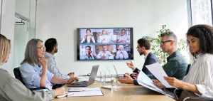 Alt : "Télétravail en entreprise : réunion hybride équipe"