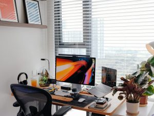 alt="Télétravail : bureau ergonomique pour travailler à distance"