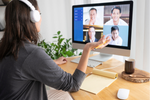 alt="Télétravail hybride combinant présentiel et à distance"