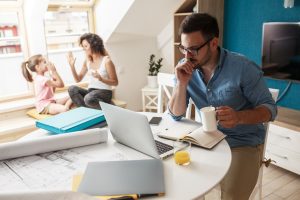 alt = "procrastination en télétravail et distractions à domicile"
