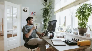 alt = "productivité en télétravail avec un espace de travail organisé"