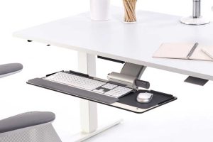 alt="Poste de télétravail ergonomique avec chaise et bureau réglable"